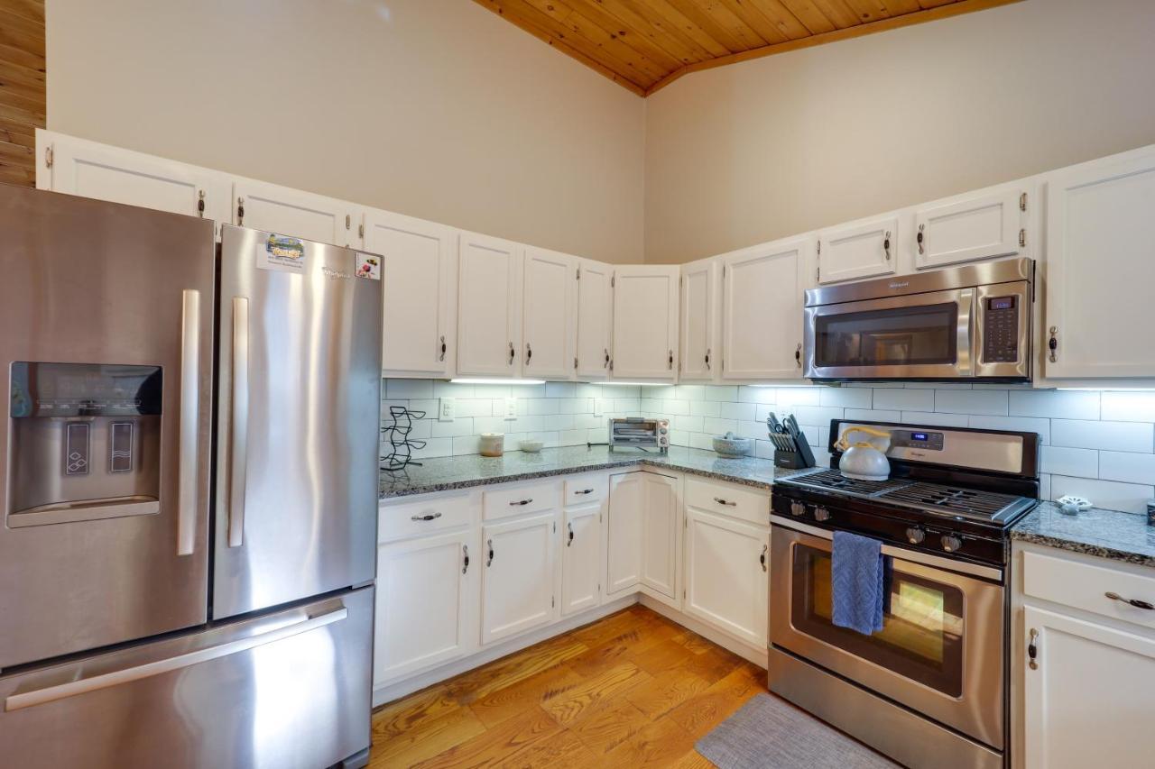 Pet-Friendly Spruce Pine Cabin With Private Fire Pit Экстерьер фото